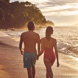 pareja en la orilla del mar Rio das Pedras