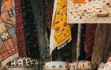 Tapis marocains dans un souk à Marrakech