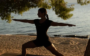 Groupe de personnes pratiquant le yoga