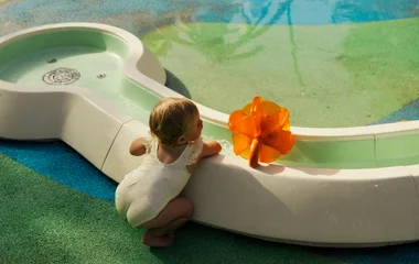 Bébé dans un espace de jeux