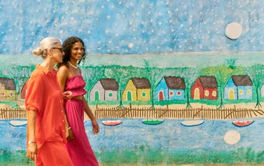 Mãe e filha andando no centro de Trancoso