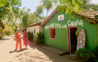 Mulher aproveitando o resort all inclusive Club Med no Brasil.