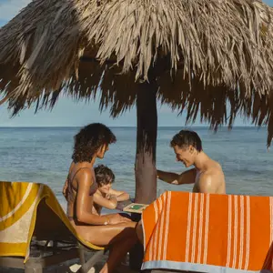 familia brincando na praia