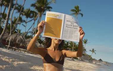 Femme au bord de la plage à Punta Cana