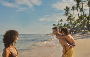 Famille au bord de la plage à Punta Cana
