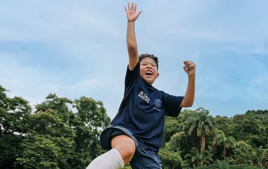 garoto comemorando o gol