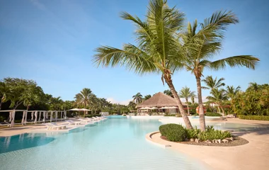 Uma das piscinas do Club Med Punta Cana em dia de sol brilhando e céu azul