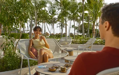 Pareja de hombre y mujer en el resort.