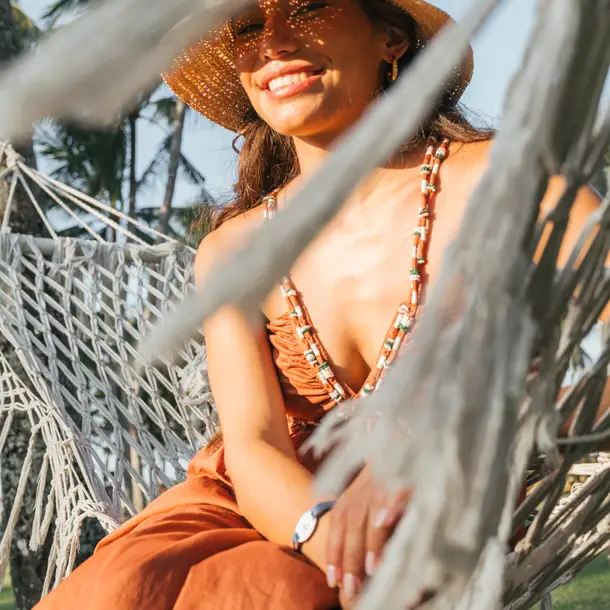 Frau auf Hängematte