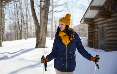 persona en la nieve con ropa de ski y bastones