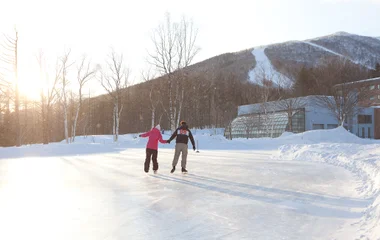 Duas pessoas patinando no gelo.