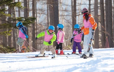 Clase en la nieve para niños.