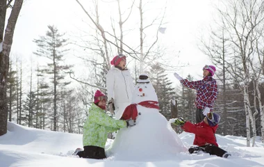 Crianças brincando na neve.