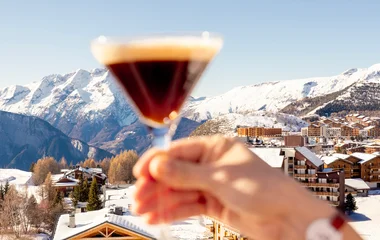 Cocktail con la nieve al fondo.