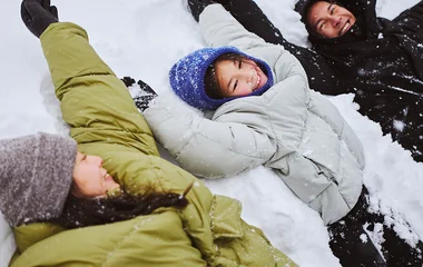 ski holiday packages, family in the snow