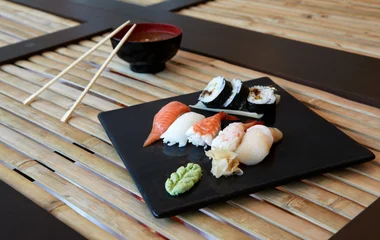 Plato con sushi.