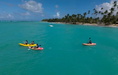 Personas en kayak por el mar.