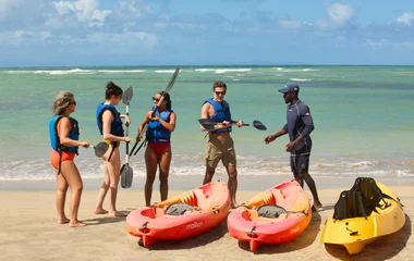 Grupo se preparando para fazer caiaque