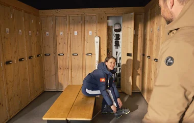 Femme dans le Ski Room de La Rosière