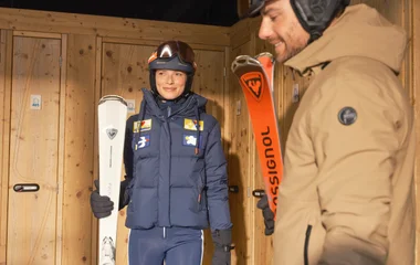 Couple avec leur matériel de ski
