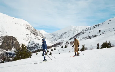 Família reunida em resort de neve com vista para montanhas ao pôr do sol