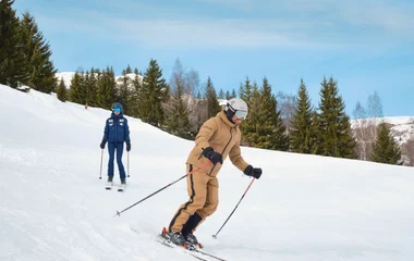 Dos personas esquiando.