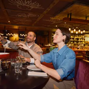 Casal comendo um foundue de queijo