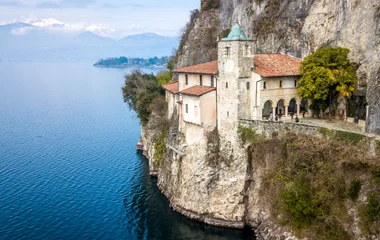L’Ermitage de Santa Caterina del Sasso accroché à la falaise tombant à pic dans le lac Majeur