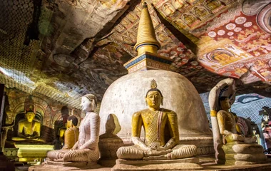 Dambulla : temple bouddhique sculpté dans la roche sacrée