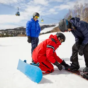 Grupo se preparando para fazer snowboard