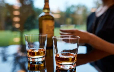 Dos vasos con bebidas.