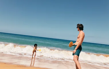Casal praticando atividades aquáticas em resort tropical