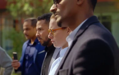Onze candidats venant du monde entier, un mois pour devenir Chef de Village