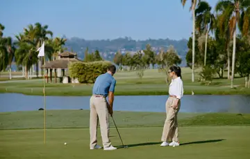 Pareja jugando al tenis.