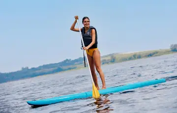 Mujer practicando stand up paddle.