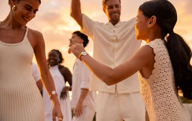 Resort all inclusive Club Med para Carnaval com área verde exclusiva e pessoas ao por do sol