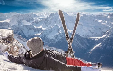 Hombre con equipo de esquí.