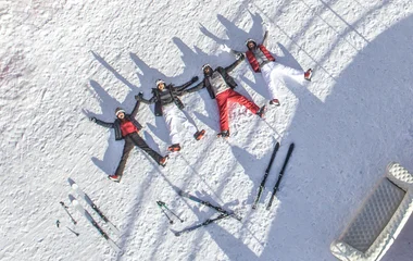 Pessoas deitadas na neve