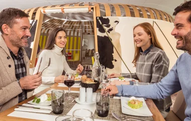 Dois casais fazendo uma refeição em um restaurante do resort Club Med Val Thorens.