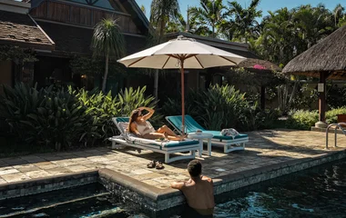 Dos personas en la piscina.