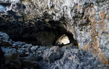 Aventure souterraine : exploration des tunnels de lave