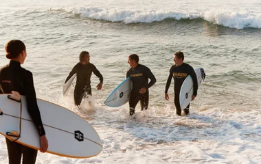 Surfeurs sortant de l'eau