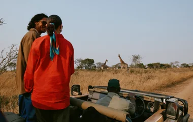 Pareja en tour por reserva natural.