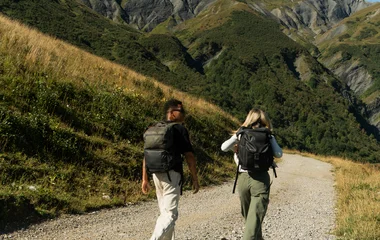 Couple en randonnée à Valmorel