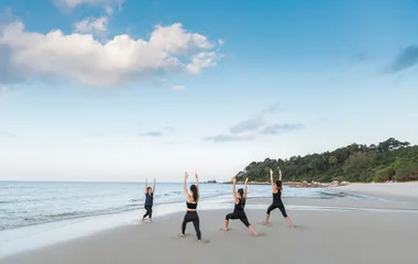 Clase de yoga frente al mar.