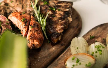 Tablas de madera con barbacoa y cebollas.