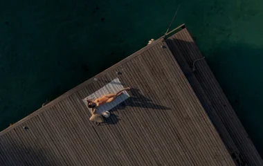 Mujer tomando el sol.