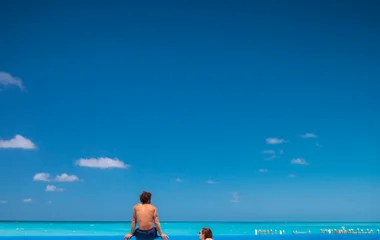 Pareja tomando el sol.