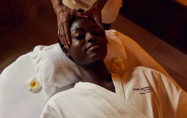 Mujer recibiendo un masaje en el spa del Club Med.