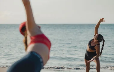 Dos mujeres haciendo yoga.